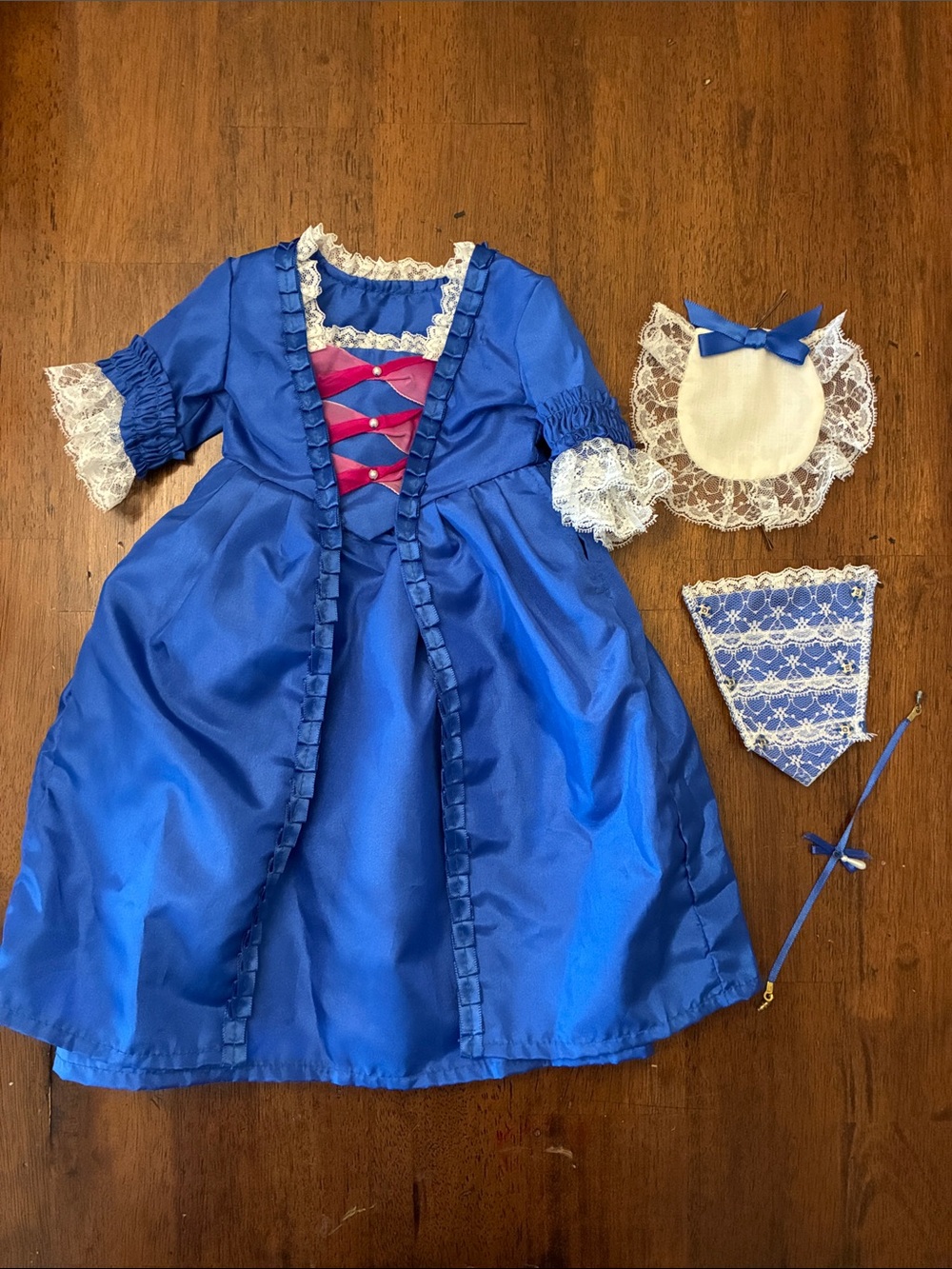 Pleasant Company-Felicity-Christmas Gown and Stomacher Outfit